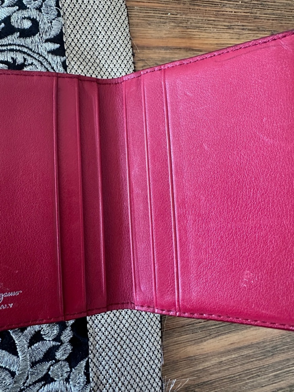 Retro Salvatore Ferragamo Red Patent Leather Card Holder with Bow Accent - Picture 4 of 9